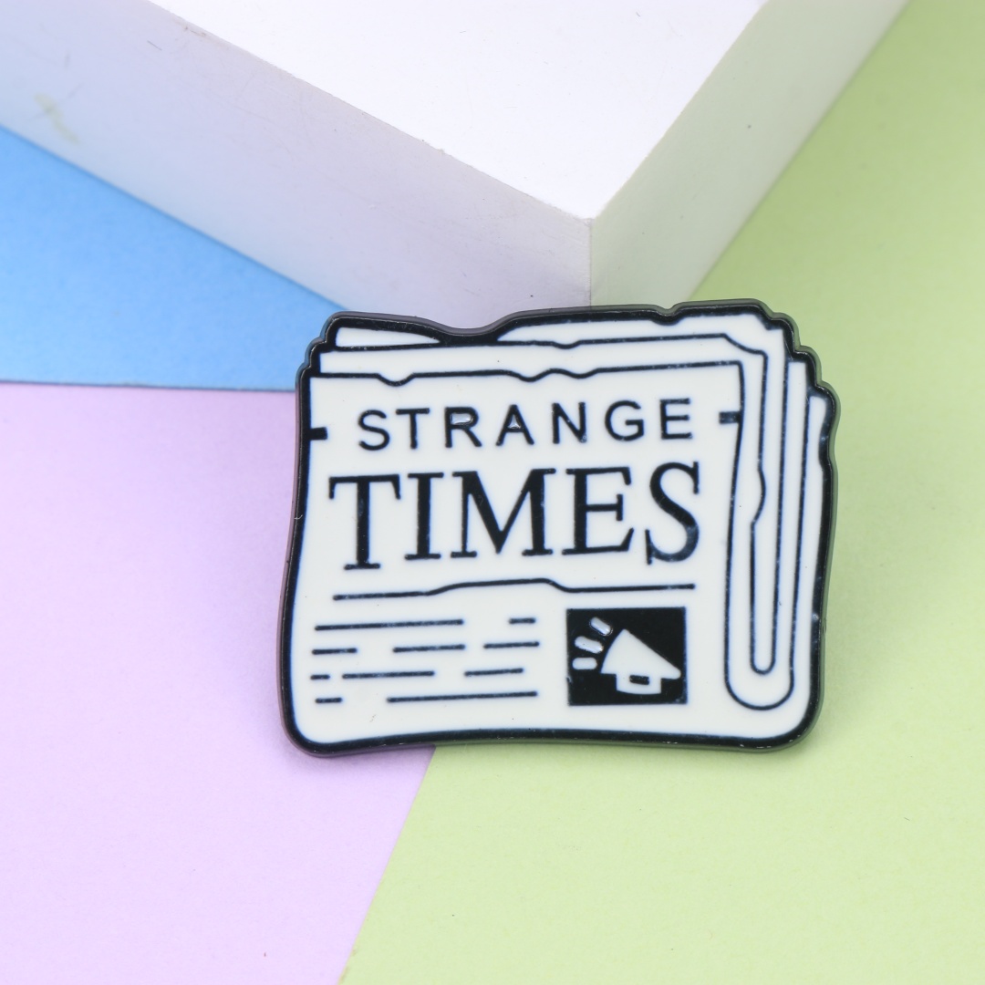 Vintage Fashion Newspaper - Retro Gazete Garip Zamanlar Emaye Yaka